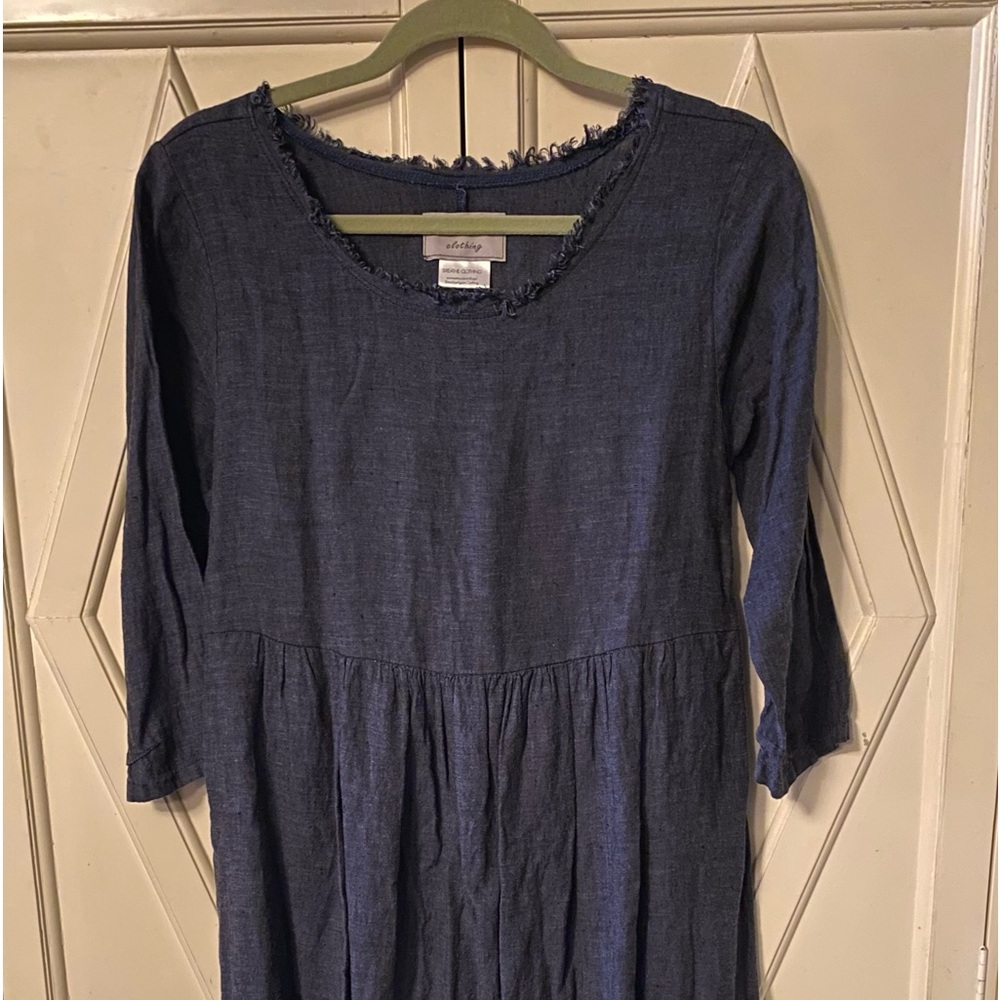Beautiful linen navy blue dress in excellent like new condition. Size 4/6